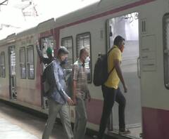 Mumbai Local Trains | अत्यावश्यक सेवेतील कर्मचाऱ्यांना लोकल प्रवासासाठी ई-पासचं बंधन