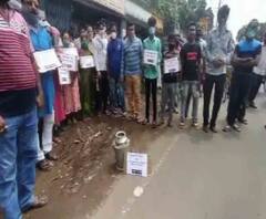 রান্নার গ্যাসের মূল্যবৃদ্ধি: জিটি রোডের উপর উনুন জ্বেলে রান্না করে প্রতিবাদ তৃণমূলের