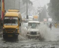 বিপর্যস্ত মুম্বই, তিনদিন ধরে তুমুল বৃষ্টিতে জলের তলায় বহু রাস্তা