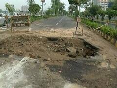 અમદાવાદમાં GMDC પાસે BRTS રૂટ પર પડ્યો ભૂવો, જુઓ વીડિયો