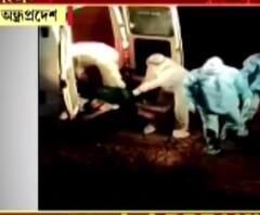 অমানবিক দৃশ্য! মাটি কাটার যন্ত্র দিয়ে অন্ধ্রপ্রদেশে নিয়ে যাওয়া হল মৃতদেহ! 