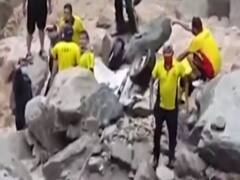 Uttarakhand: बादल फटा, चट्टानें खिसकी, कार बही