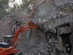 Kanpur Encounter : Vikas Dubey का घर JCB से गिराया गया... बंकर होने का शक 