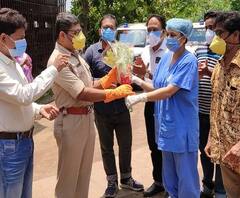 শ্রীরামপুরের শ্রমজীবী হাসপাতাল থেকে বাড়ি ফিরলেন হুগলির প্রথম কোভিডজয়ী পুলিশকর্মী