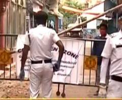 পোস্তায় বাড়ি বাড়ি নিত্য প্রয়োজনীয় জিনিস পৌঁছে দিচ্ছেন ৪ সিভিক ভলান্টিয়ার