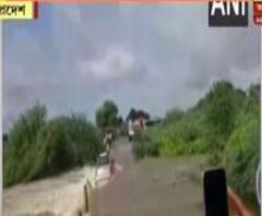 ঠিক যেন নৌকা! অন্ধ্রপ্রদেশের অনন্তপুরে জলের তোড়ে ভেসে যাচ্ছে দুর্ঘটনাগ্রস্ত গাড়ি! ভাইরাল ভিডিও