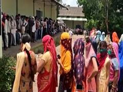 Farmers bound to queue up, pay more for Urea in MP | Ghanti Bajao