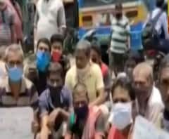 অনটনে আত্মঘাতী বাসচালক, নাগেরবাজারে বিক্ষোভ বেসরকারি বাসকর্মীদের