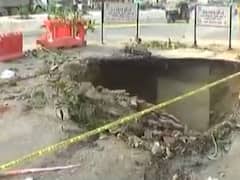 વડોદરના પરિવાર ચાર રસ્તા પાસે પડ્યો ભૂવો, જુઓ વીડિયો 