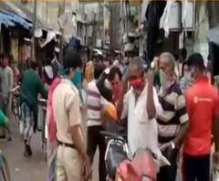 পুলিশের সামনেই সুরক্ষাবিধিকে বুড়ো আঙুল তালদির কনটেনমেন্ট জোনে