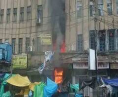 বৃষ্টির মধ্যেই ক্যানিং স্ট্রিটে প্লাস্টিকের গুদামে আগুন, লেলিহান শিখা গ্রাস করছে গোটা বিল্ডিং 