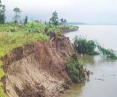 মালদার কালিয়াচকে ভাঙ্গন! আতঙ্কে ভিটেমাটি ছেড়ে নিরাপদ আশ্রয়ের খোঁজে বাসিন্দারা