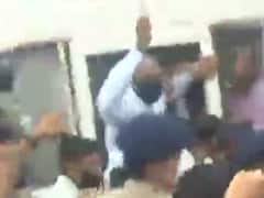 મંજૂરી સિવાય રાજભવન જતા કોગ્રેસના નેતા અમિત ચાવડા અને પરેશ ધાનાણીની કરાઇ અટકાયત