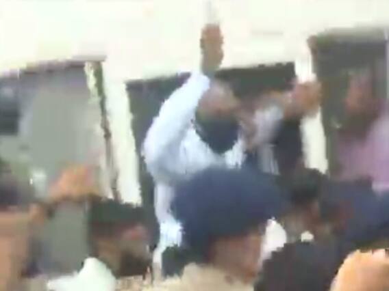 મંજૂરી સિવાય રાજભવન જતા કોગ્રેસના નેતા અમિત ચાવડા અને પરેશ ધાનાણીની કરાઇ અટકાયત