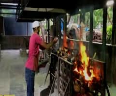 Muslims helps in Hindu Cremation | मुस्लिम तरुणांकडून 300 हिंदूंवर अंत्यसंस्कार, रक्ताच्या नात्यांची पाठ, माणुसकीची साथ!