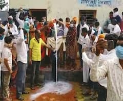 Maharashtra Dairy Farmers Protest | बीडमध्ये मुख्यमंत्र्यांच्या पुतळ्यावर दुधाचा अभिषेक