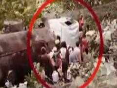 MP: छिंदवाड़ा में पलटा तेज से भरा टैंकर, लोगों में लगी लूट की होड़