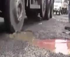 বেহাল জাতীয় সড়কে প্রাণের ঝুঁকি নিয়ে যাতায়াত পশ্চিম বর্ধমানে