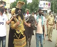 Pune Corona | 'पुणेकरांनो घरातच राहा' म्हणत यमदेव रेड्यासह उतरले रस्त्यावर