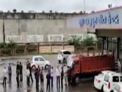  સુમુલ ડેરી દ્ધારા દૂધ બંધ કરાતા પશુપાલકો બાજીપુરા સુમુલ ડેરી પર પહોંચ્યા, જુઓ વીડિયો