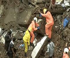 Building in Fort collapse | मुंबई - फोर्टमधील भानुशाली इमारतीचा भाग कोसळला