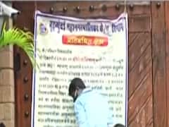 Covid 19: Jalsa पर लगाया गया प्रतिबंधित क्षेत्र का पोस्टर