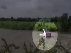 बाढ़ के पानी में बह गई गाड़ी...Karnataka के Bellary का Viral Video