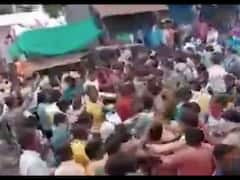 તાપી: નિઝરના વેલદામાં ગ્રામજનો અને પોલીસ વચ્ચે અથડામણ, બે PSI સહિત ચાર પોલીસકર્મી ઘાયલ, જુઓ વીડિયો 