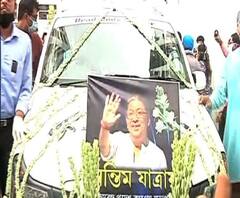 বিধান ভবনে যাওয়ার পথে সোমেন মিত্রের মরদেহ ঘিরে উপচে পড়া ভীড় অনুরাগীদের