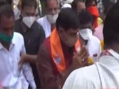 MP: मंत्री के स्वागत में उड़ी सोशल डिस्टेंसिंग की धज्जियां