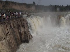 Katni: Heavy rain forces villagers to cross river on foot