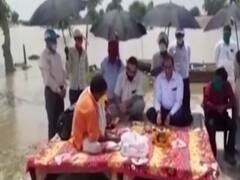 UP: बाढ़ रोकने के लिए पूजा-पाठ के सहारे अधिकारी!