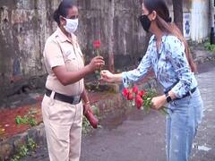 Srishty Rode offers flowers to thank Corona warriors