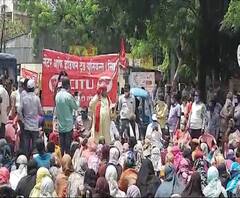 Solapur Protest | सोलापुरात असंघटित कामगारांचं विना परवानगी आंदोलन, पोलिसांची कारवाई