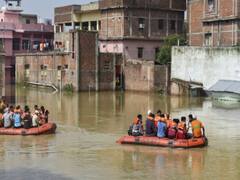 Bihar: NDRF teams rescuing locals in Gopalganj