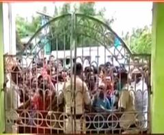 'ত্রাণে স্বজনপোষণ করেছে বিজেপি' বাগদায় পঞ্চায়েত দফতরে পুলিশকে ঝাঁটাপেটা করল তৃণমূল