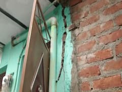 Delhi: पानी में बही झुग्गियां, Anna Nagar में घरों में आई दरार