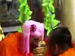 આ સ્વામીનારાયણ સંસ્થાના વડાએ સાધુઓને પ્રસાદમાં ખવડાવ્યા એંઠા પેંડા, વીડિયો થયો વાયરલ 