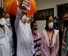 Congress Protest | राजस्थानातील सत्तापेचावरून काँग्रेसचं मुंबईच्या राजभवनासमोर भर पावसात आंदोलन