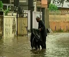 Mumbai Rains | चेंबूरमधील पोस्टल कॉलनीत गुडघाभर पाणी साचलं