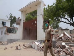 विकास दुबे के सिर पर किसका हाथ?