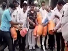 Maharashtra: Demonstration of milk farmers continues for 2nd day