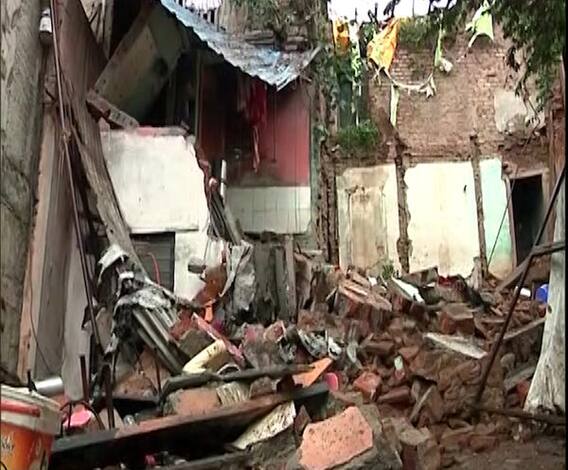 Nashik | भद्रकाली स्टॅंड परिसरात जुना वाडा कोसळला, एकाचा मृत्यू तर दोन जखमी 