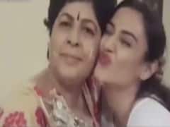 Rati Pandey celebrates mother's birthday by giving food to needy