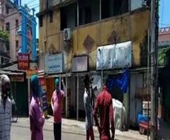 বেহালা চৌরাস্তা থেকে চিংড়িঘাটায় রাস্তায় গাড়ি থামিয়ে চলছে কড়া পুলিশি নজরদারি