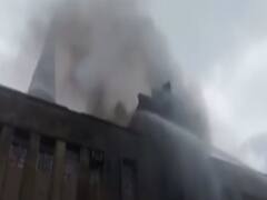 Kolkata: कमर्शियल बिल्डिंग में लगी आग, आग बुझाने की कोशिशें जारी