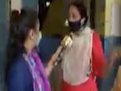 અમદાવાદ : કોરોના સંકટ વચ્ચે ગુલબાઈ ટેકરા પાસે આવેલી કોર્પોરેશન શાળાએ વિદ્યાર્થીઓને બોલાવીને લીધી પરીક્ષા 