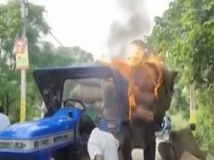 Buxar: रोड एक्सीडेंट में युवक की मौत के बाद गुस्साई भीड़ का हंगामा, ट्रैक्टर में लगाई आग