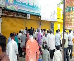 Urea Fertilizer | अहमदनगरच्या साकुरीत युरिया खरेदीसाठी गर्दी; महिन्याने युरिया उपलब्ध झाल्याने गर्दी