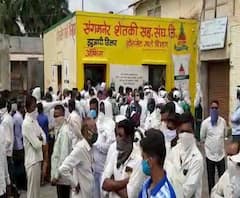 Sangamner | संगमनेरमधील कोरोनाच्या वाढत्या प्रादुर्भावात कृषी सेवा केंद्रावर खत खरेदीसाठी गर्दी 